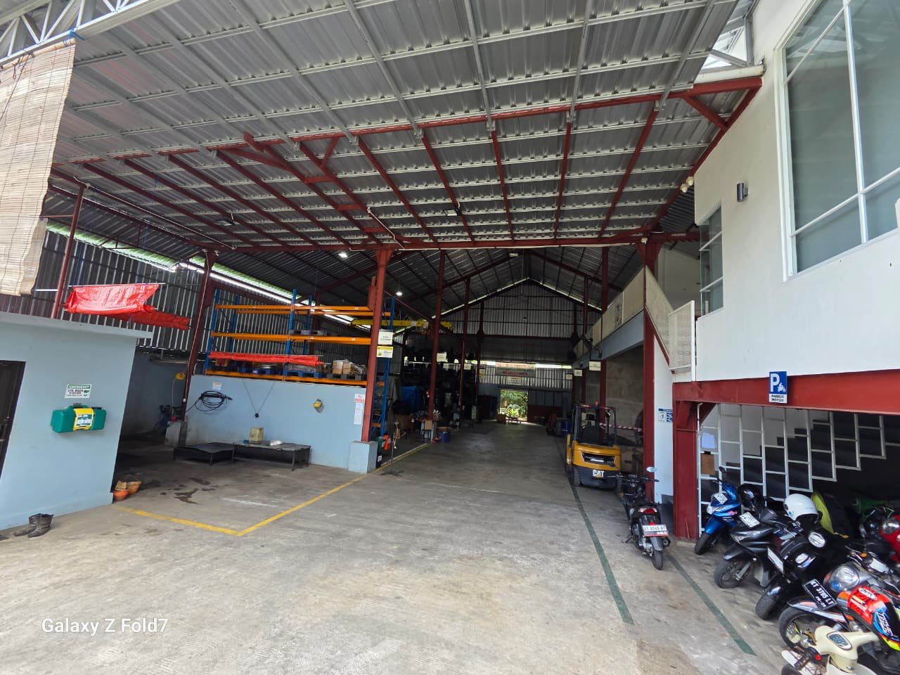 Foto dalam gudang Amanah Indonesia 2