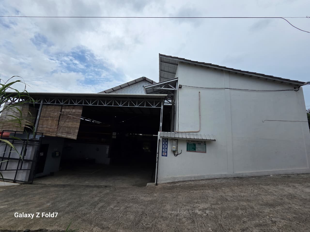 Foto luar gudang Amanah Indonesia